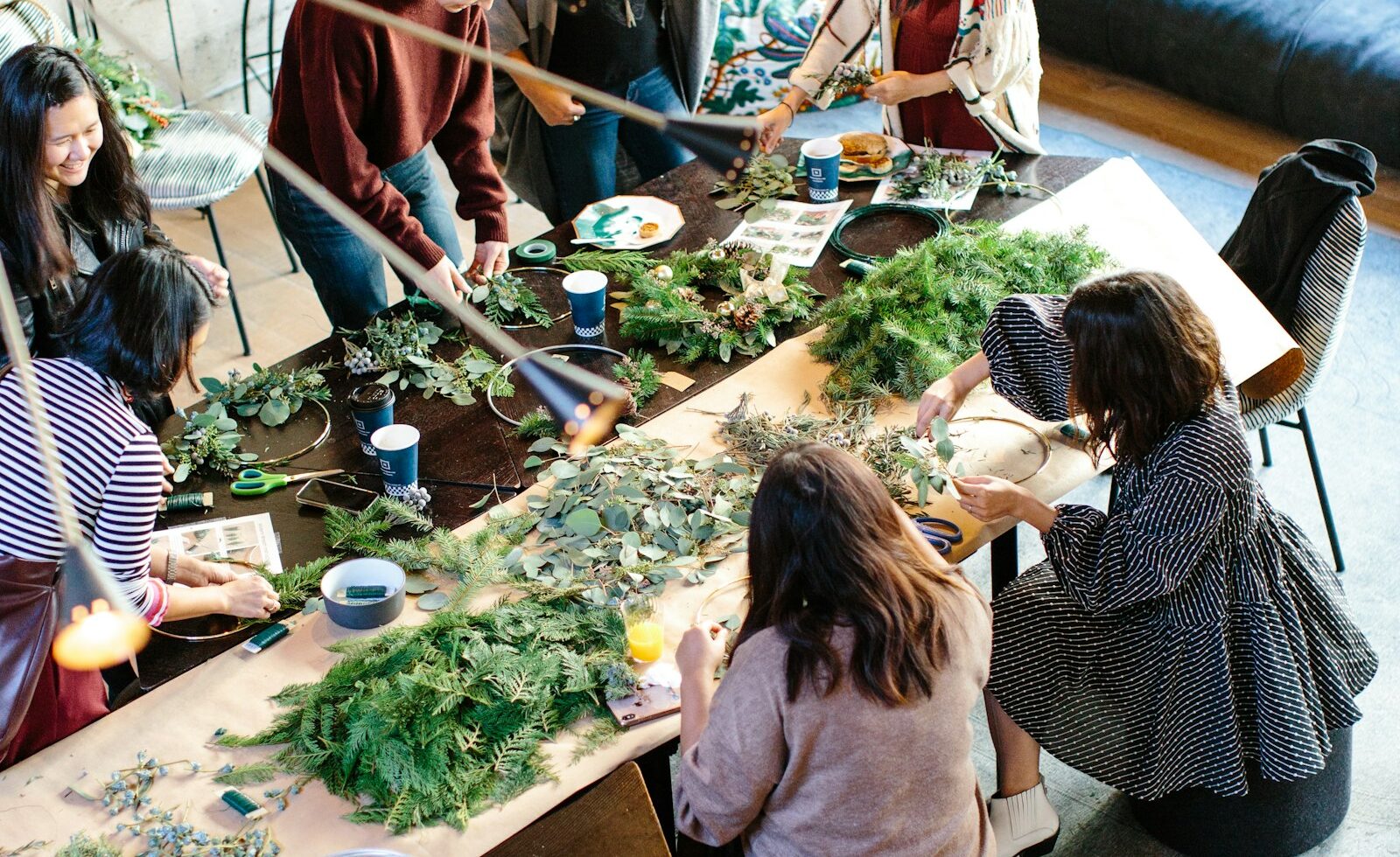 Mensen maken samen decoraties tijdens een workshop